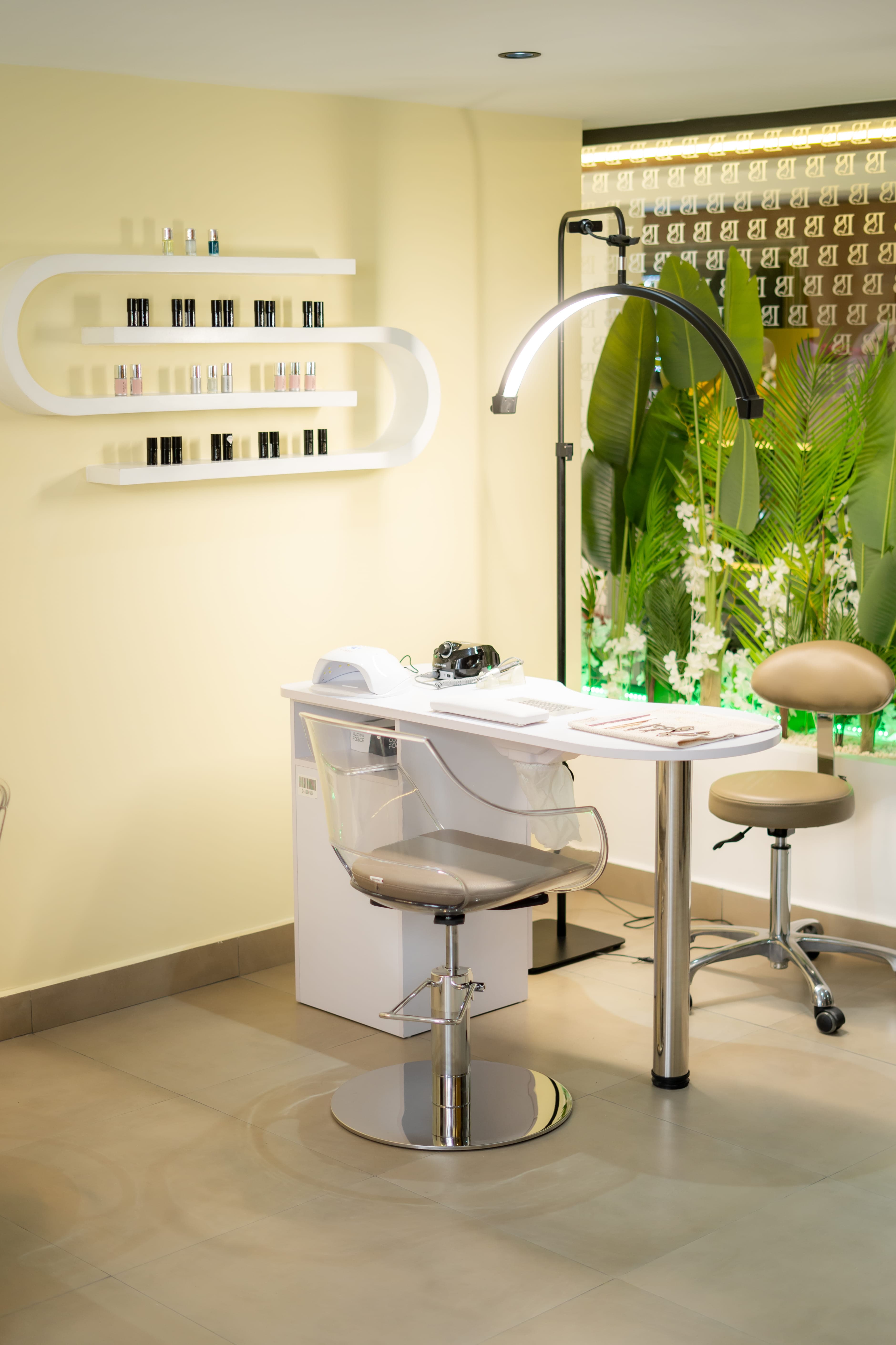 Nail Lounge